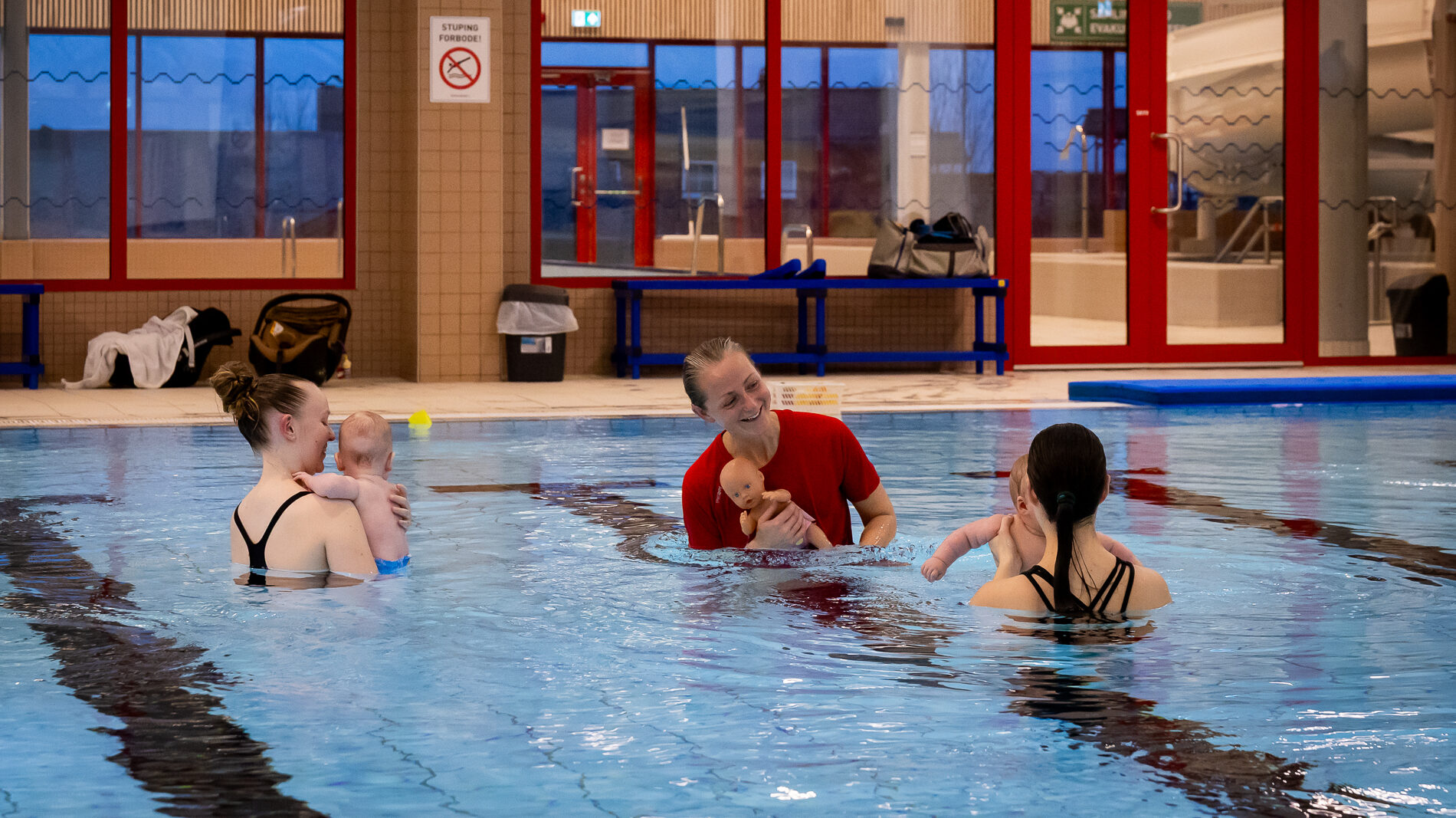 Babysymjing i Volda – forelder og barn i basseng